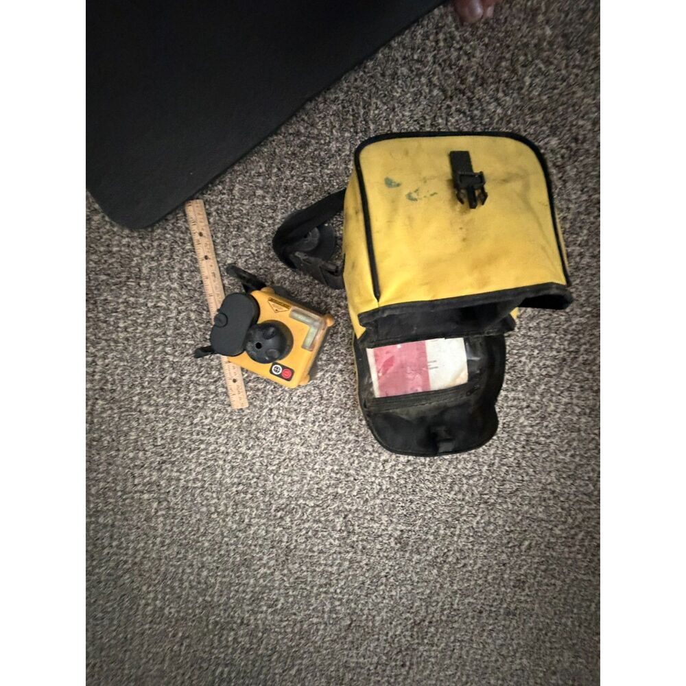 ROBOTOOLZ LASER LEVEL Rt3620-2 WORKS GREAT with carry bag